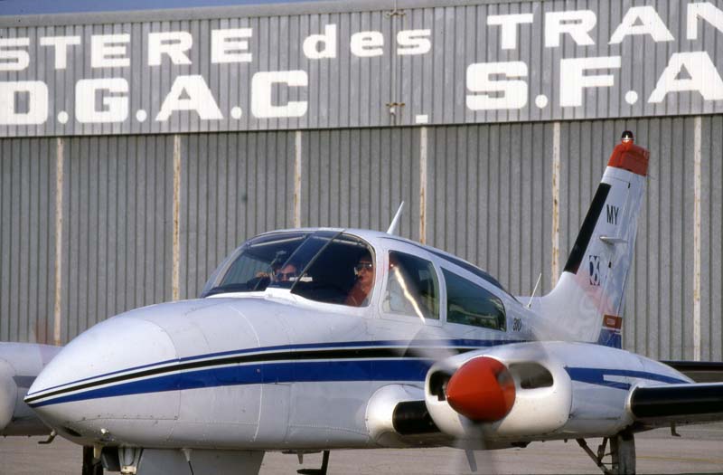 aéronef léger en stationnement