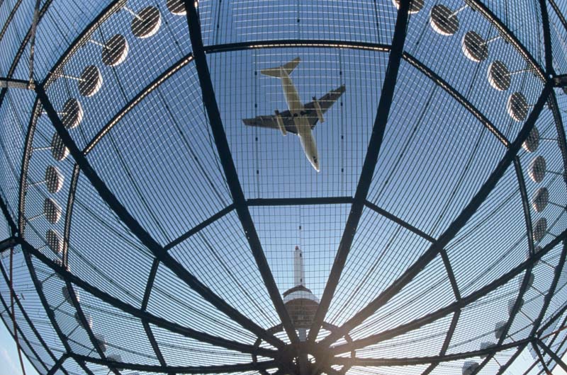 vue d'avion en vol depuis le sol d'un aéroport