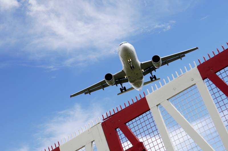 vue d'avion en vol depuis la piste d'un aéroport
