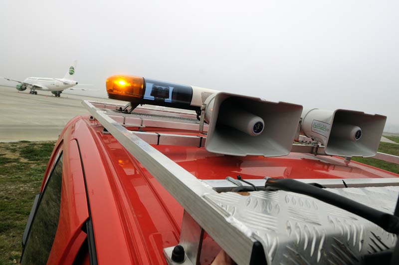 avion sur piste depuis un véhicule d'intervention