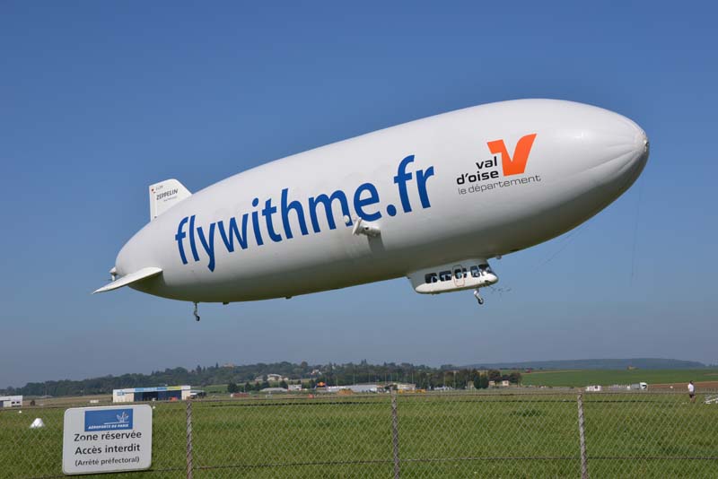 ballon dirigeable au décollage