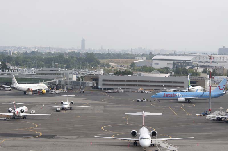 vue batiments et aéronefs sur aéroport