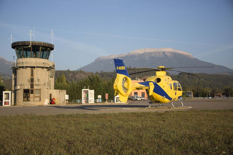 hélistation avec son batiment et un hélicoptère