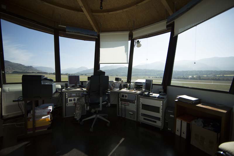 piste d'aéroport vue d'une tour de contrôle