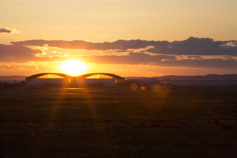 coucher de soleil sur un aérodrome