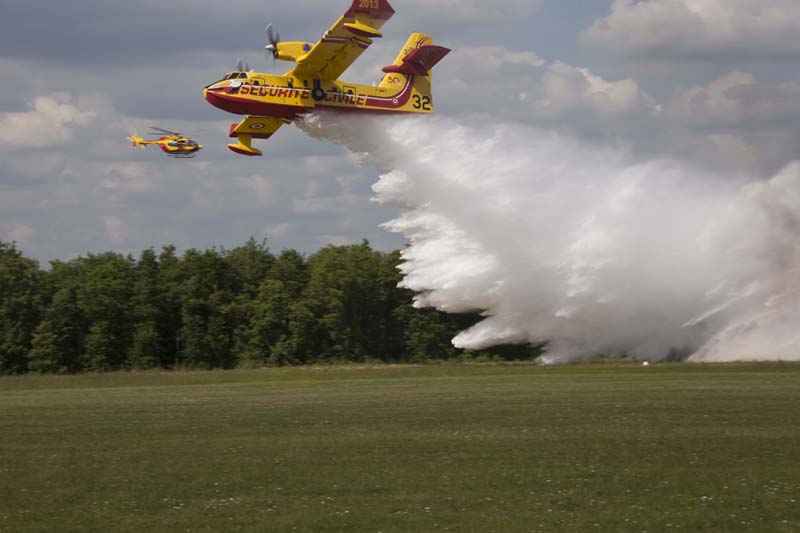 canadair larguant son contenu