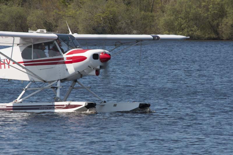 hydravion léger se préparant à décoller