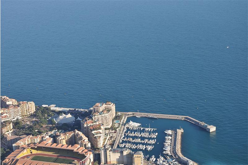 Vue aérienne de Monaco ; en arrière plan, l'héliport