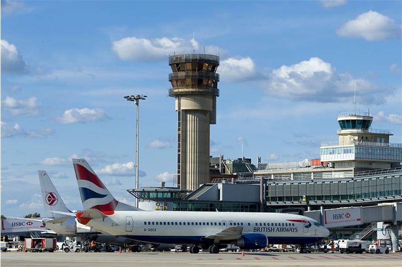 Aéroport de Marseille-Provence : Boeing B 737-436 (G-DOCZ) de British Airways en cours de remise en oeuvre ; en arrière plan, la tour de contrôle