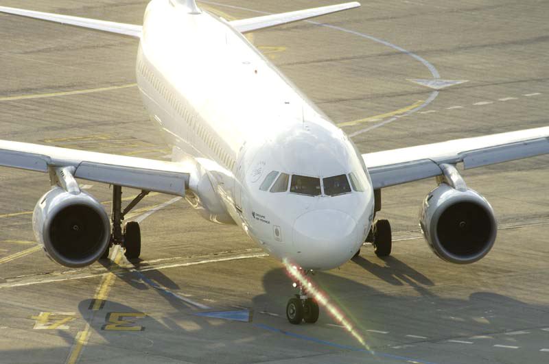 Aéroport de Bâle-Mulhouse : Airbus A 320-100 d'Air France quittant le poste de stationnement