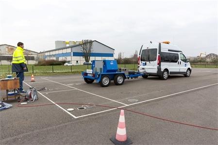 Site du STAC à Bonneuil-sur-Marne : mesures de portance avec la remorque HWD pour tester le prototype d'un dispositif de mesure d'ovalisation équipé de plusieurs capteurs laser 