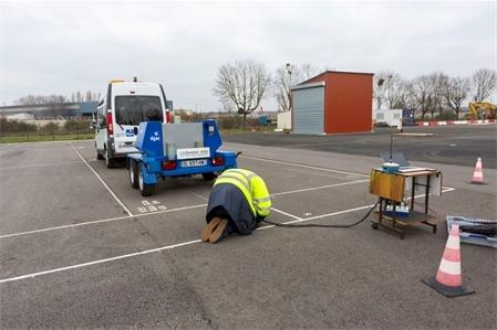 Site du STAC à Bonneuil-sur-Marne : mesures de portance avec la remorque HWD pour tester le prototype d'un dispositif de mesure d'ovalisation équipé de plusieurs capteurs laser 