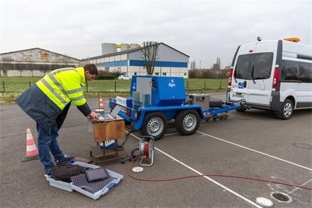 Site du STAC à Bonneuil-sur-Marne : mesures de portance avec la remorque HWD pour tester le prototype d'un dispositif de mesure d'ovalisation équipé de plusieurs capteurs laser 