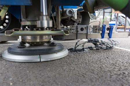 Site du STAC à Bonneuil-sur-Marne : mesures de portance avec la remorque HWD pour tester le prototype d'un dispositif de mesure d'ovalisation équipé de plusieurs capteurs laser 