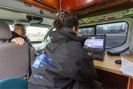 Site du STAC à Bonneuil-sur-Marne : mesures de portance avec la remorque HWD pour tester le prototype d'un dispositif de mesure d'ovalisation équipé de plusieurs capteurs laser 