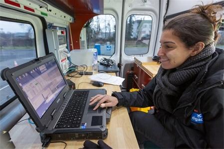 Site du STAC à Bonneuil-sur-Marne : mesures de portance avec la remorque HWD pour tester le prototype d'un dispositif de mesure d'ovalisation équipé de plusieurs capteurs laser 