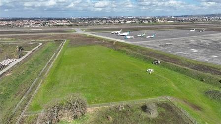 Aérodrome de Toulouse-Francazal : vue aérienne de parcelles ensemencées avec divers types de graines, dans le cadre d'une expérimentation menée par le Stac