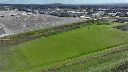 Aérodrome de Toulouse-Francazal : vue aérienne de parcelles ensemencées avec divers types de graines, dans le cadre d'une expérimentation menée par le Stac