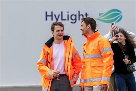 Brétigny-sur-Orge : Thomas LAPORTE, un des fondateurs de la société HyLight (à gauche)