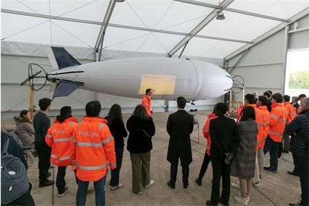 Brétigny-sur-Orge : présentation de l'aéronef sans pilote de la société HyLight, le dirigeable HyLighter, notamment aux différents partenaires, investisseurs, élus et clients