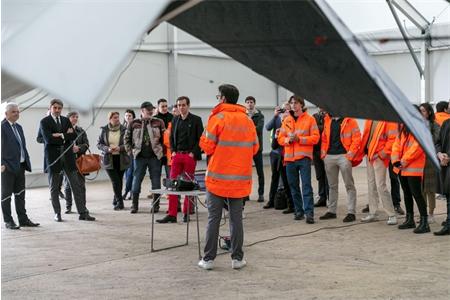 Brétigny-sur-Orge : présentation de l'aéronef sans pilote de la société HyLight, le dirigeable HyLighter, notamment aux différents partenaires, investisseurs, élus et clients