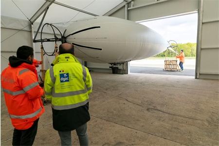 Brétigny-sur-Orge : préparation de l'aéronef sans pilote de la société HyLight, le dirigeable HyLighter pour la réalisation d'une démonstration en vol