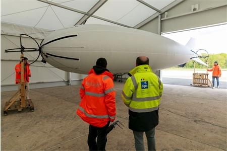 Brétigny-sur-Orge : préparation de l'aéronef sans pilote de la société HyLight, le dirigeable HyLighter pour la réalisation d'une démonstration en vol