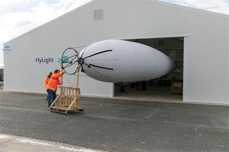 Brétigny-sur-Orge : préparation de l'aéronef sans pilote de la société HyLight, le dirigeable HyLighter pour la réalisation d'une démonstration en vol