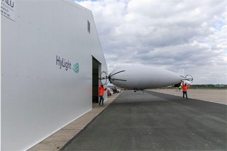 Brétigny-sur-Orge : préparation de l'aéronef sans pilote de la société HyLight, le dirigeable HyLighter pour la réalisation d'une démonstration en vol