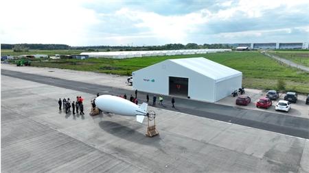 Brétigny-sur-Orge : préparation de l'aéronef sans pilote de la société HyLight, le dirigeable HyLighter pour la réalisation d'une démonstration en vol