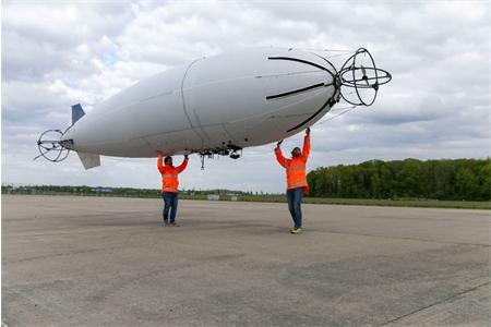 Brétigny-sur-Orge : préparation de l'aéronef sans pilote de la société HyLight, le dirigeable HyLighter pour la réalisation d'une démonstration en vol