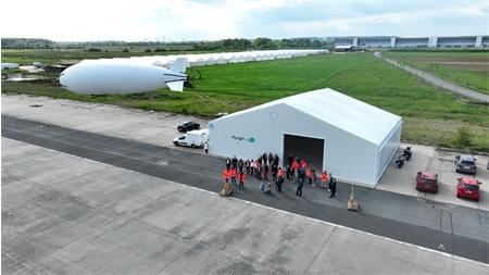Brétigny-sur-Orge : vol de démonstration de l'aéronef sans pilote de la société HyLight, le dirigeable HyLighter