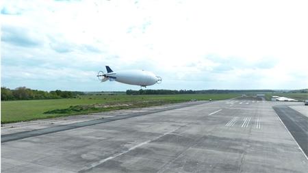 Brétigny-sur-Orge : vol de démonstration de l'aéronef sans pilote de la société HyLight, le dirigeable HyLighter