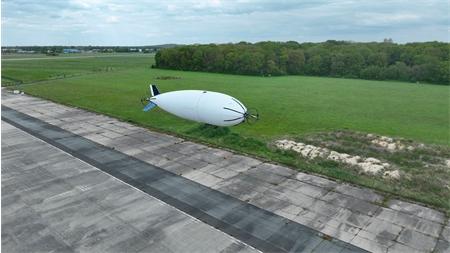 Brétigny-sur-Orge : vol de démonstration de l'aéronef sans pilote de la société HyLight, le dirigeable HyLighter