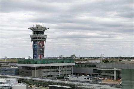 Aéroport de Paris-Orly : tour de contrôle habillée aux couleurs des jeux olympiques et paralympiques de Paris 2024 (JOP), côté ville