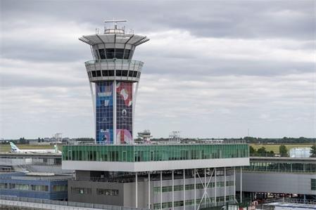 Aéroport de Paris-Orly : tour de contrôle habillée aux couleurs des jeux olympiques et paralympiques de Paris 2024 (JOP), côté ville