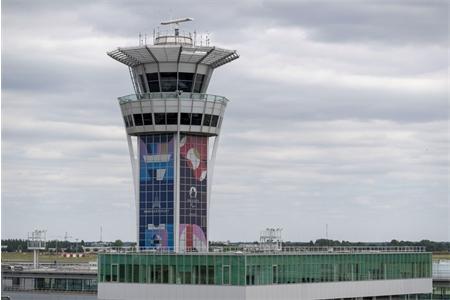 Aéroport de Paris-Orly : tour de contrôle habillée aux couleurs des jeux olympiques et paralympiques de Paris 2024 (JOP), côté ville