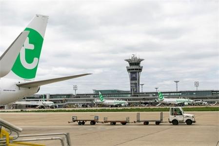 Aéroport de Paris-Orly : tour de contrôle habillée aux couleurs des jeux olympiques et paralympiques de Paris 2024 (JOP), côté piste
