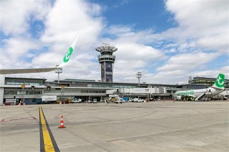 Aéroport de Paris-Orly : tour de contrôle habillée aux couleurs des jeux olympiques et paralympiques de Paris 2024 (JOP), côté piste