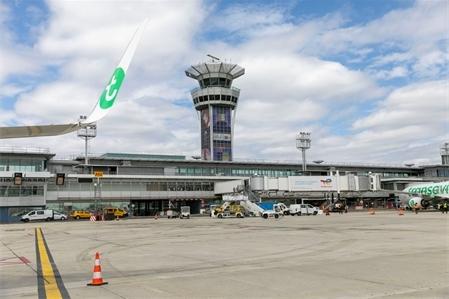 Aéroport de Paris-Orly : tour de contrôle habillée aux couleurs des jeux olympiques et paralympiques de Paris 2024 (JOP), côté piste