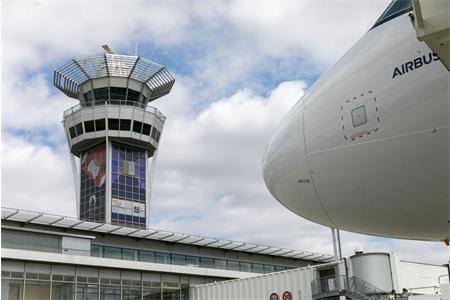 Aéroport de Paris-Orly : tour de contrôle habillée aux couleurs des jeux olympiques et paralympiques de Paris 2024 (JOP), côté piste