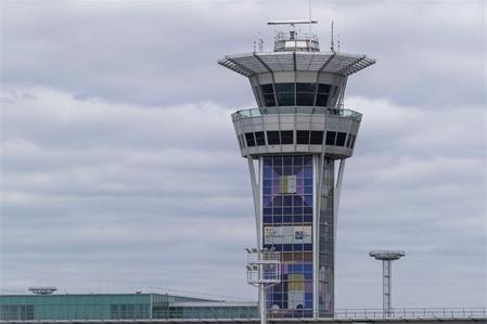 Aéroport de Paris-Orly : tour de contrôle habillée aux couleurs des jeux olympiques et paralympiques de Paris 2024 (JOP), côté piste