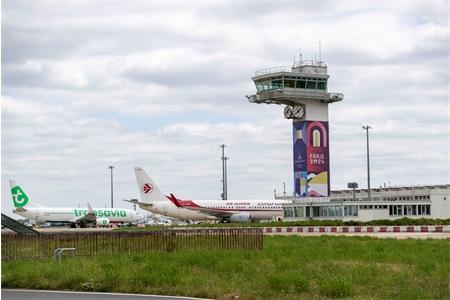 Aéroport de Paris-Orly : ancienne tour trafic habillée aux couleurs des jeux olympiques et paralympiques de Paris 2024 (JOP), côté piste