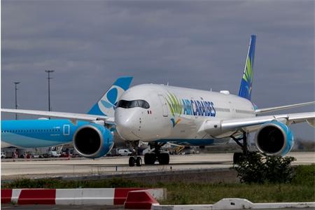 Aéroport de Paris-Orly : Airbus A 350-900 d'Air Caraïbes (F-HNET) au roulage