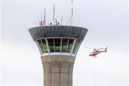 Aéroport de Paris-Charles-de-Gaulle : démontage du radar sol situé au sommet de la tour de contrôle centrale (CANA) par hélitreuillage 