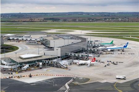 Aéroport de Paris-Charles-de-Gaulle : vue d'ensemble de la nouvelle salle d'embarquement du terminal 1, inaugurée en décembre 2022 et de l'aire de stationnement