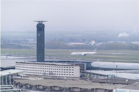 Aéroport de Paris-Charles-de-Gaulle : tour de contrôle Sud avec au premier plan les toits des aérogares et l'hôtel Sheraton