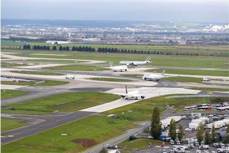 Aéroport de Paris-Charles-de-Gaulle : plusieurs aéronefs au roulage sur les voies de circulation en direction du doublet Sud ; aéronef d'Air France à l'atterrissage