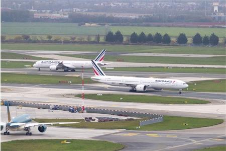 Aéroport de Paris-Charles-de-Gaulle : plusieurs aéronefs au roulage sur les voies de circulation en direction du doublet Sud
